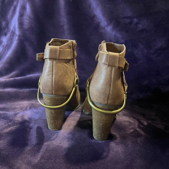 VERY VOLATILE | Los Angeles - Leather Stacked Heel Ankle Boots - Picture 5 of 9